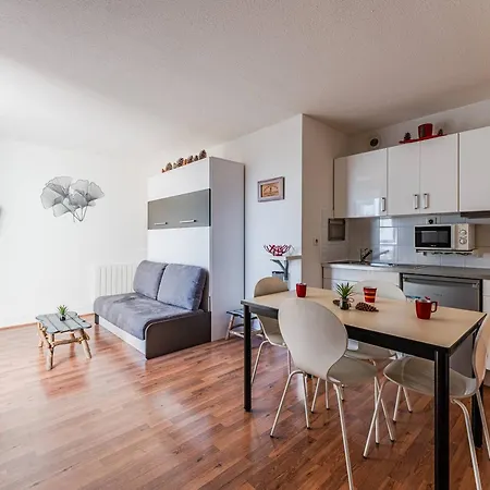 A Avec Piscine Et Parking - Fr-1-433-148 Lejlighed